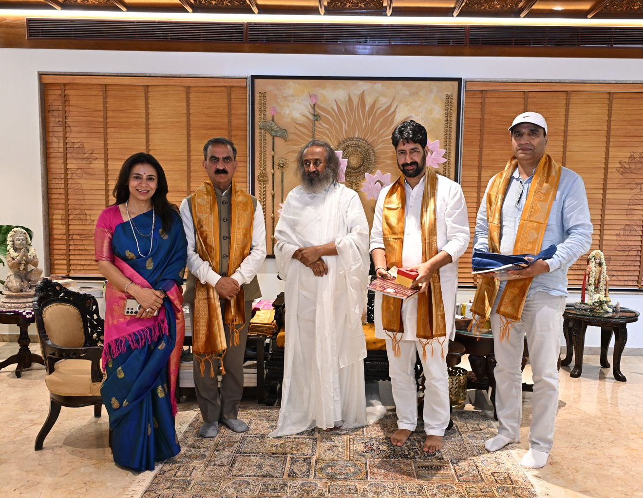 बेंगलुरु में श्री श्री रविशंकर से मिले मुख्यमंत्री सुक्खू, प्राकृतिक खेती और गौ संरक्षण पर हुई चर्चा