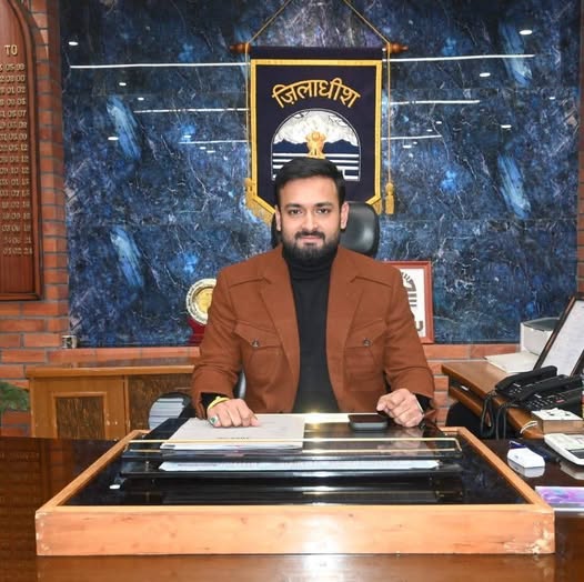 कुल्लू में DC अनुराग चंद्र शर्मा सख्त: छात्रवृत्ति, अल्पसंख्यक विकास और लंबित मामलों के निपटारे के दिए निर्देश