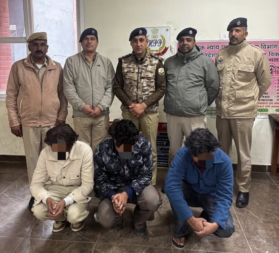 मनाली में पुलिस की बड़ी कार्रवाई: होटल से 8.57 ग्राम चिट्टा और ₹18,000 बरामद, पंजाब के तीन युवक गिरफ्तार