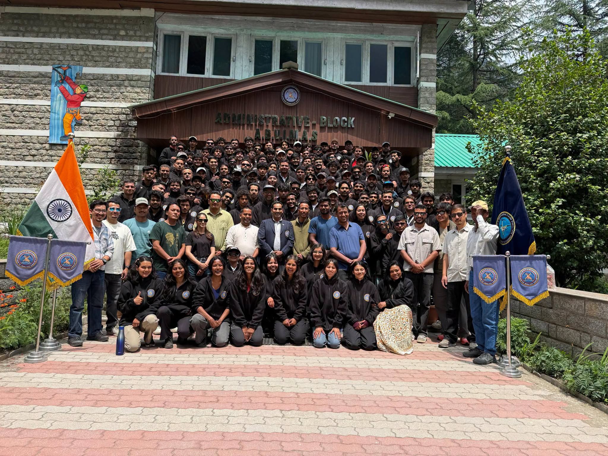 एबीवीआईएमएएस मनाली में बेसिक और एडवांस्ड माउंटेनियरिंग कोर्स संपन्न, 170 प्रशिक्षुओं ने फतह की 17,300 फीट ऊंची फ्रेंडशिप पीक