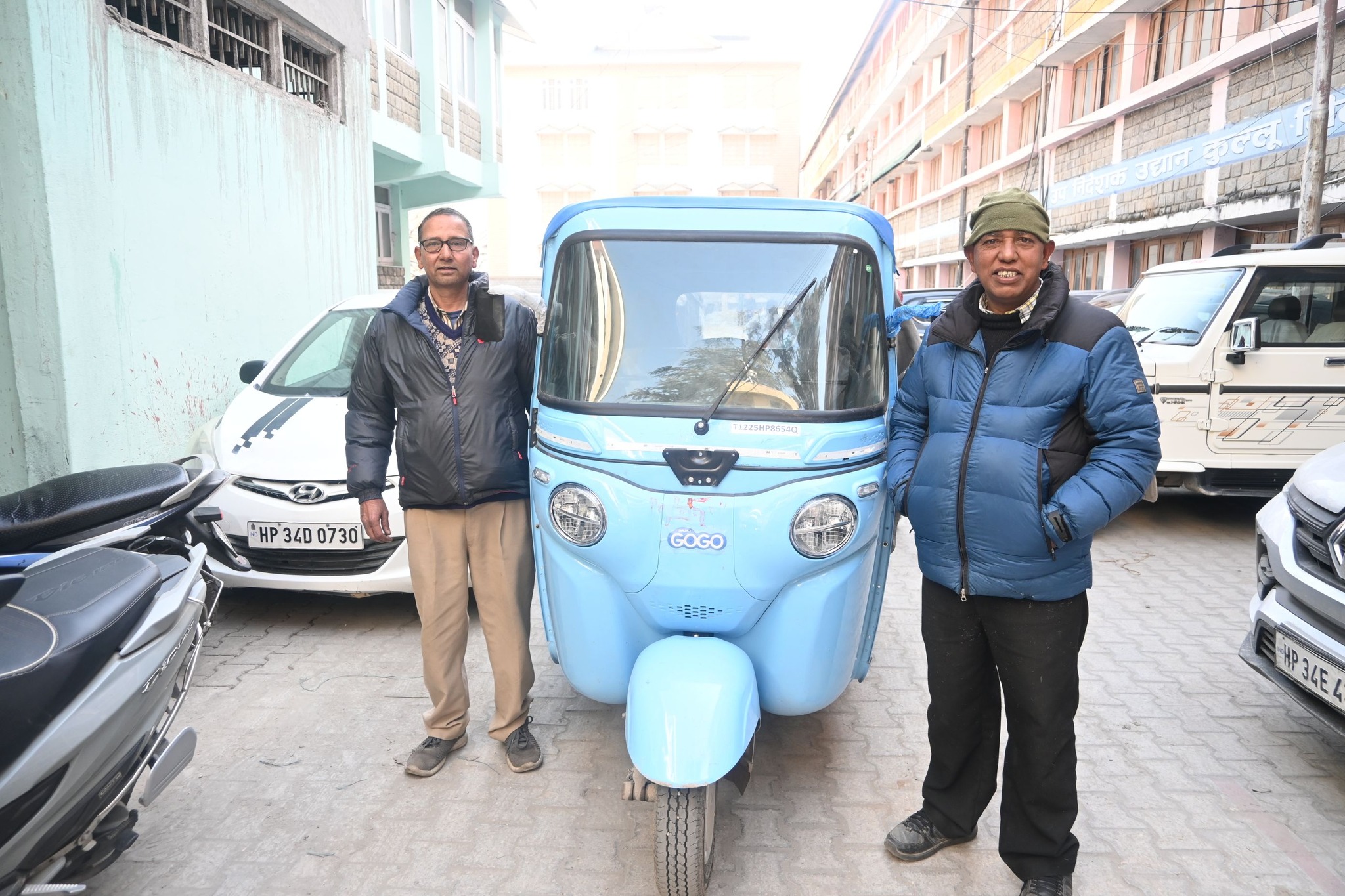 कुल्लू में ई-रिक्शा से बदल रही किस्मत: सुरिंदर वर्मा बने मिसाल, सरकार की योजना से बढ़ी आमदनी