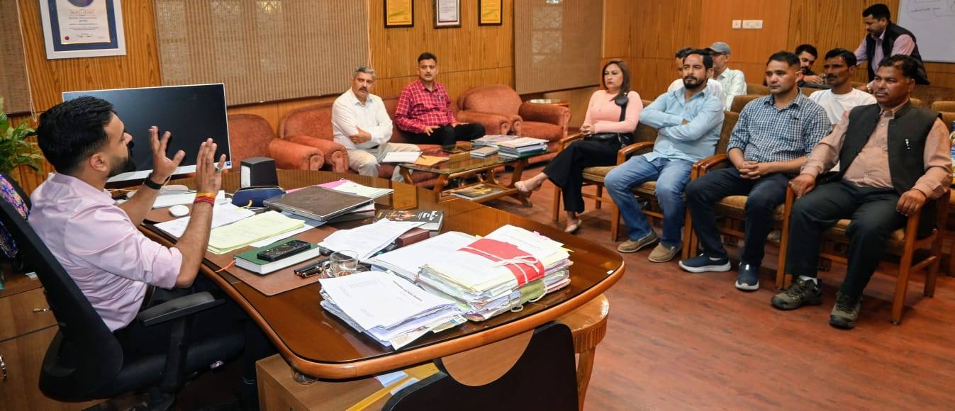 कुल्लू में गौ संरक्षण को लेकर उपायुक्त अनुराग चंद्र शर्मा ने की अहम बैठक