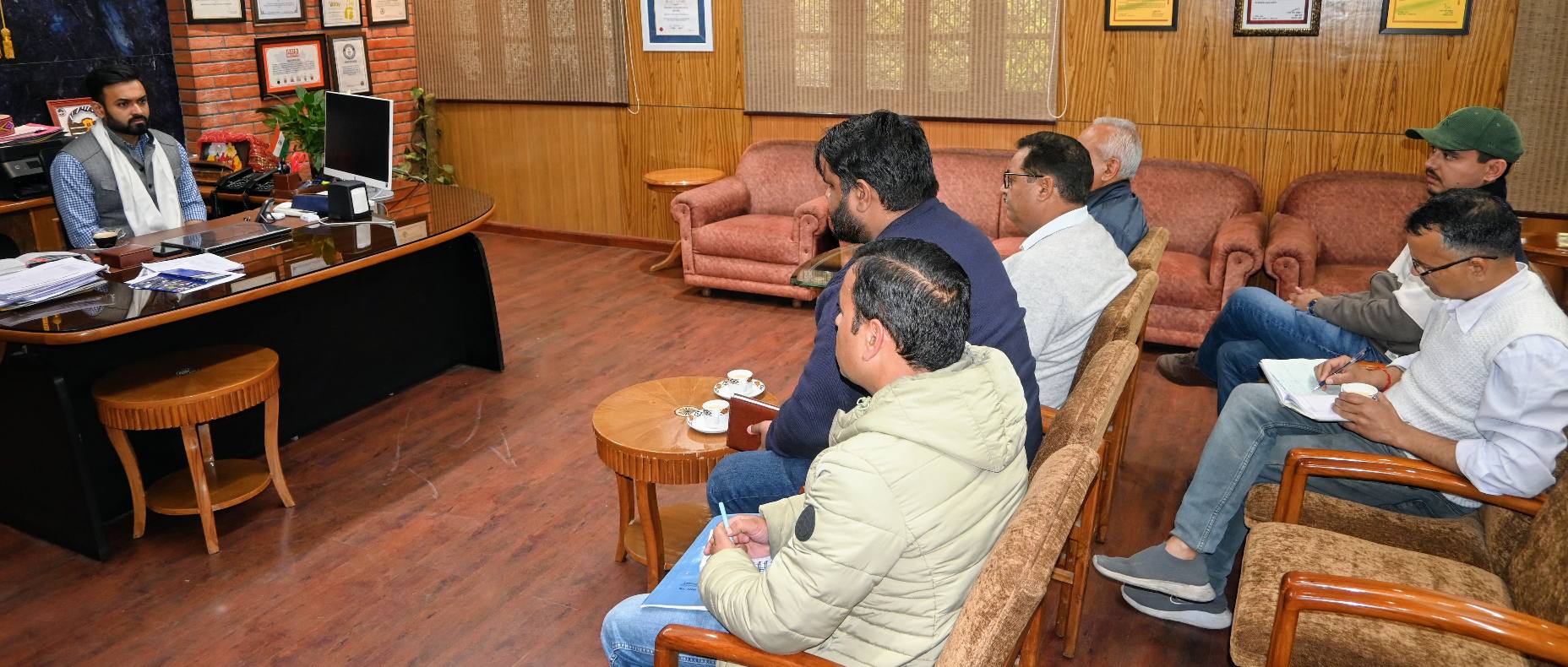 बेहतर तालमेल से तेज़ विकास! उपायुक्त अनुराग चंद्र शर्मा का विभागों को सख्त संदेश