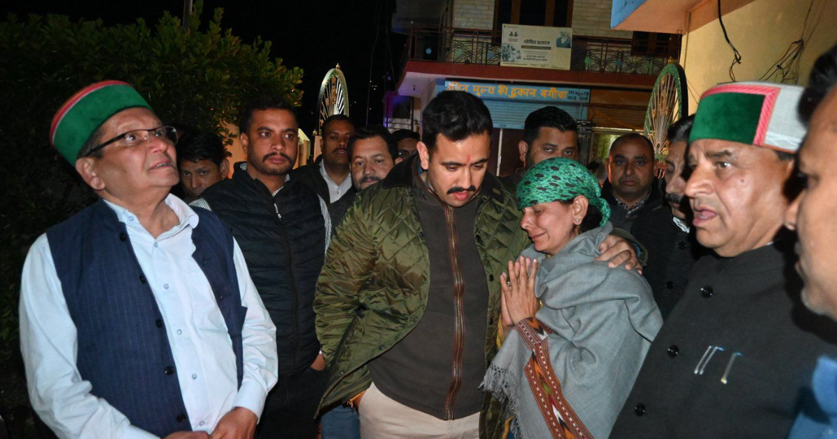 आगजनी पीड़ित आशा ठाकुर से मिले मंत्री विक्रमादित्य सिंह, हर संभव मदद का दिया भरोसा