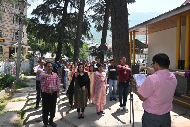 कुल्लू उपायुक्त कार्यालय में आतंकवाद विरोधी शपथ ग्रहण, अधिकारियों-कर्मचारियों ने लिया देश की एकता बनाए रखने का संकल्प