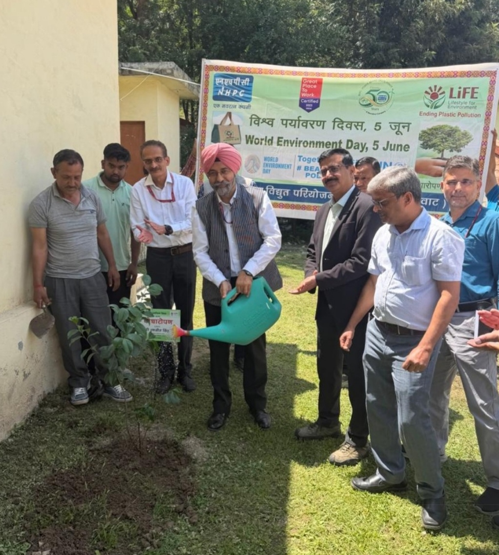 रणजीत सिंह, परियोजना प्रमुख एवं अन्य अधिकारियों द्वारा नगवाईं कार्यालय में पौधारोपण करते हुए