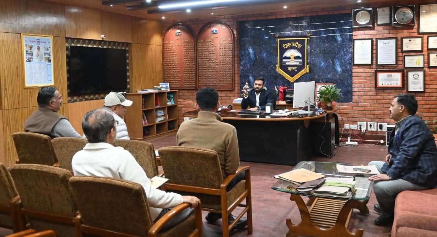 कुल्लू में सड़क सुरक्षा को लेकर अहम बैठक, उपायुक्त अनुराग चंद्र शर्मा ने दिए निर्देश
