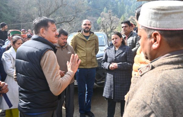 पाहनाला गांव में पहाड़ी दरकने का खतरा, विधायक सुन्दर सिंह ठाकुर ने किया दौरा