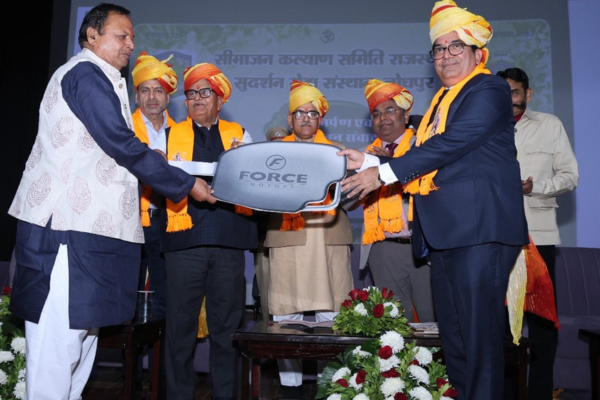 पंजाब के माननीय राज्यपाल द्वारा राजस्थान में सीमा क्षेत्रों की स्वास्थ्य सेवाओं को सुदृढ़ करने हेतु एनएचपीसी द्वारा प्रदान किए गए आईसीयू एंबुलेंसों का लोकार्पण